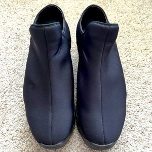 Excellent condition. IRI shoes 7.5